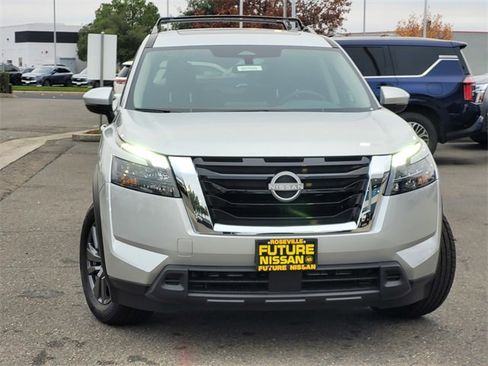 New 2025 Nissan Pathfinder SV w/ SV Premium Package image 2