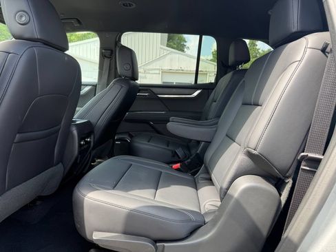 Used 2026 GMC Acadia Elevation w/ Elevation Premium Package AWD/4WD image 6