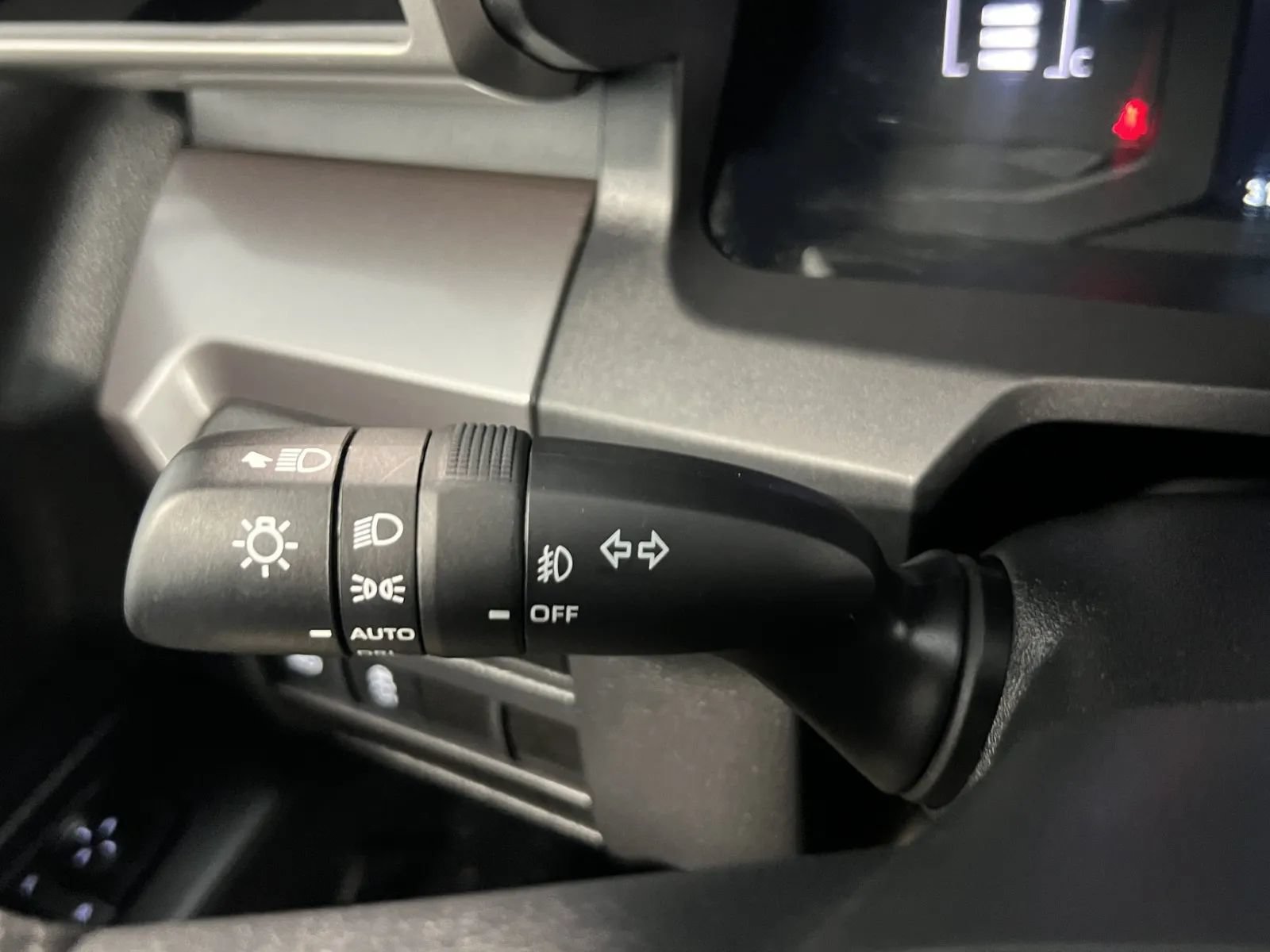 Used 2025 Toyota Tacoma SR5 AWD/4WD image 14