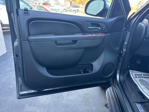 Used 2011 Chevrolet Avalanche LTZ image 15