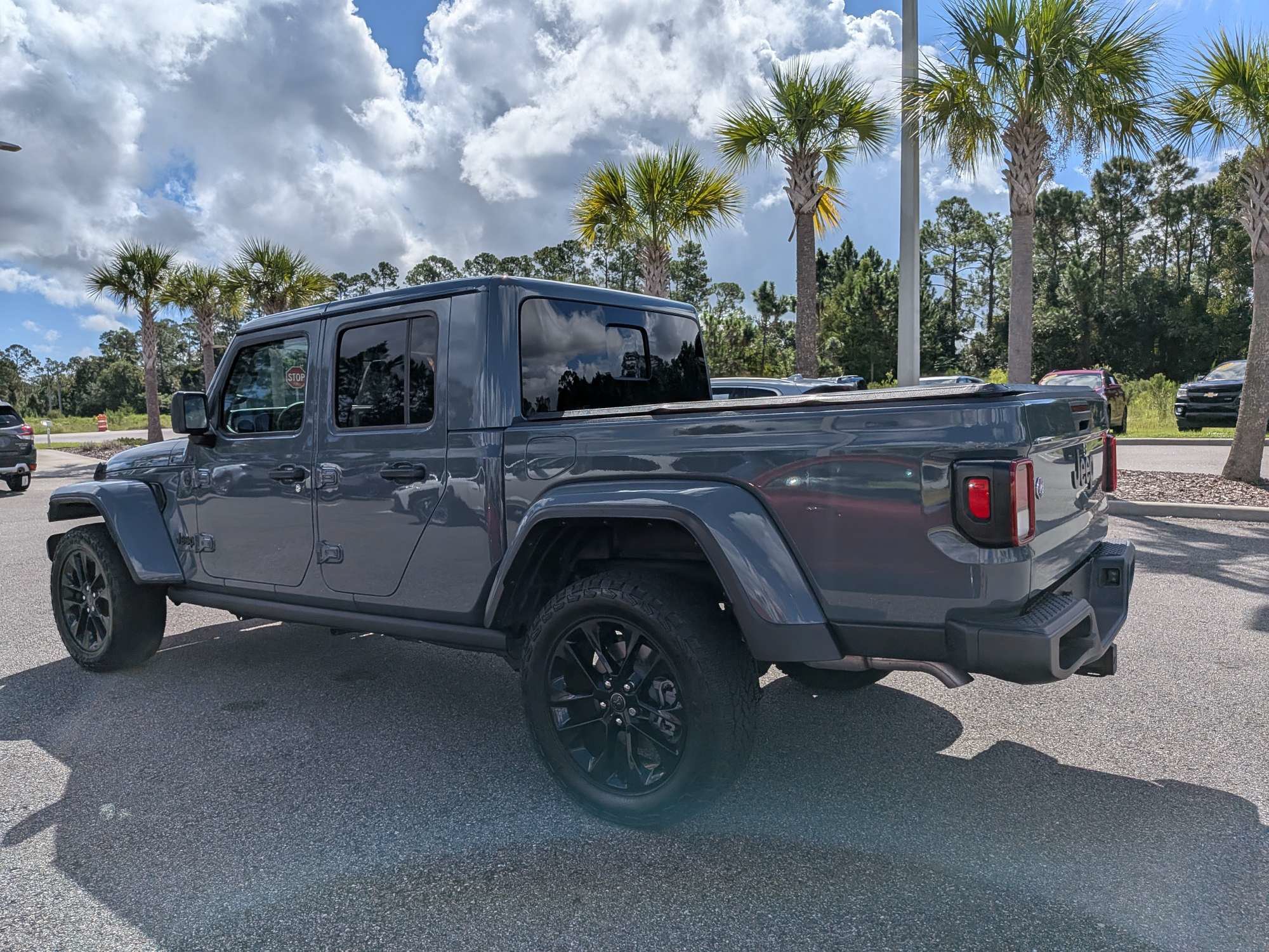 Used 2025 Jeep Gladiator Sport AWD/4WD image 6