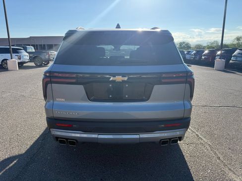 Used 2025 Chevrolet Traverse LT w/ Driver Confidence Package FWD image 6