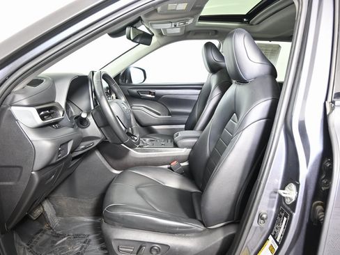 Used 2020 Toyota Highlander XLE image 21