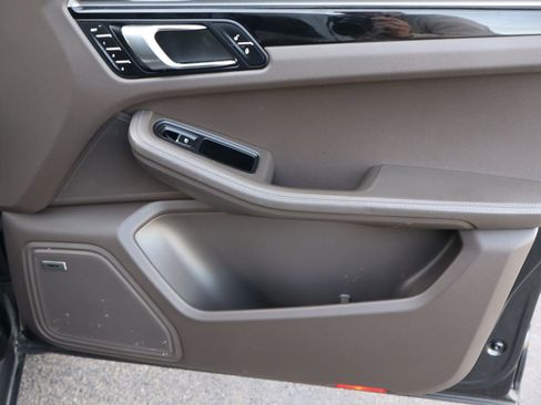 Used 2017 Porsche Macan image 28