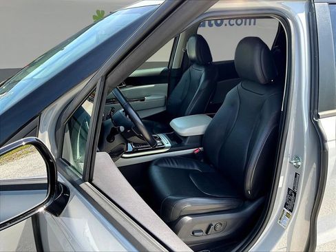 Used 2023 Kia Carnival EX FWD image 24