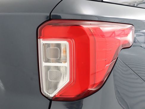 Used 2022 Ford Explorer XLT w/ Equipment Group 202A AWD/4WD image 11