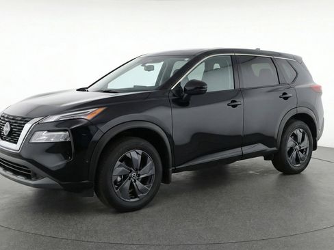 Used 2025 Nissan Rogue SV image 2