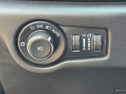 Used 2025 Chrysler Pacifica Select FWD image 59