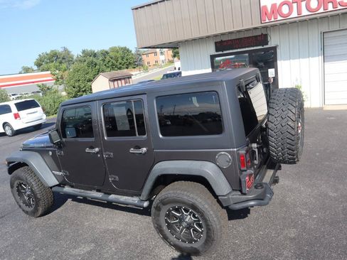 Used 2017 Jeep Wrangler Unlimited Rubicon w/ Cold Weather Group AWD/4WD image 28