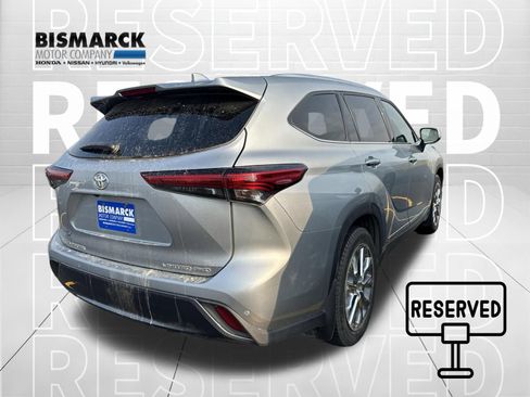 Used 2021 Toyota Highlander Limited AWD/4WD image 3