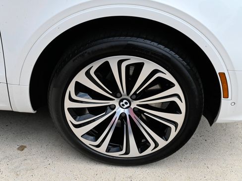 Used 2023 Bentley Bentayga AWD/4WD image 12