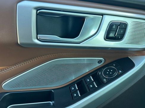 Used 2021 Ford Explorer King Ranch w/ Premium Technology Package image 10