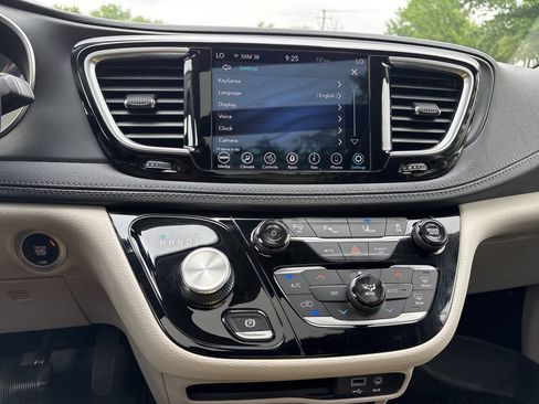 Used 2020 Chrysler Pacifica Limited w/ Advanced Safetytec Group FWD image 19