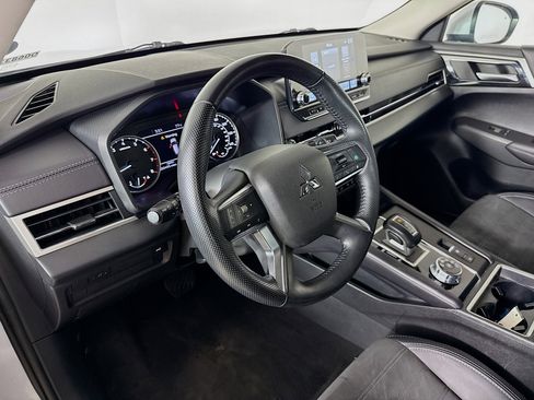 Used 2024 Mitsubishi Outlander SE Black Edition FWD image 8