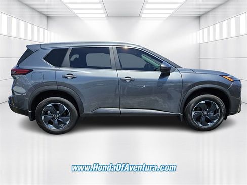 Used 2024 Nissan Rogue SV w/ SV Premium Package image 2