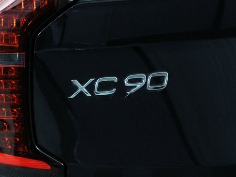 Certified 2025 Volvo XC90 T8 Plus AWD/4WD image 19