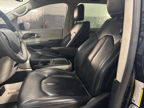 Used 2023 Chrysler Pacifica Touring-L image 38