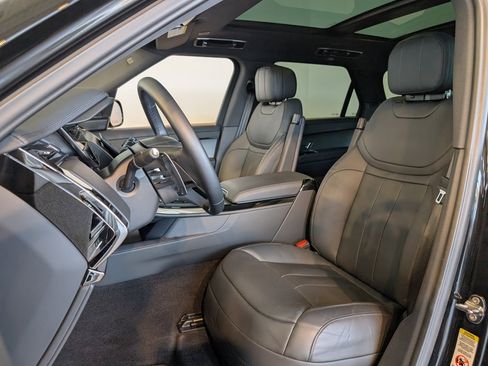 Used 2025 Land Rover Range Rover Sport Dynamic SE image 14