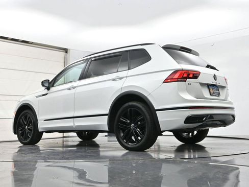 Certified 2022 Volkswagen Tiguan SE R-Line AWD/4WD image 35