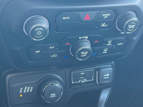 Used 2023 Jeep Renegade Latitude AWD/4WD image 22