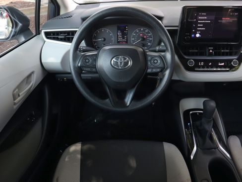 Used 2025 Toyota Corolla LE FWD image 30