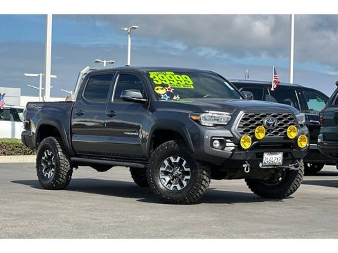 Used 2020 Toyota Tacoma TRD Off-Road w/ TRD Premium Off Road Package AWD/4WD image 2