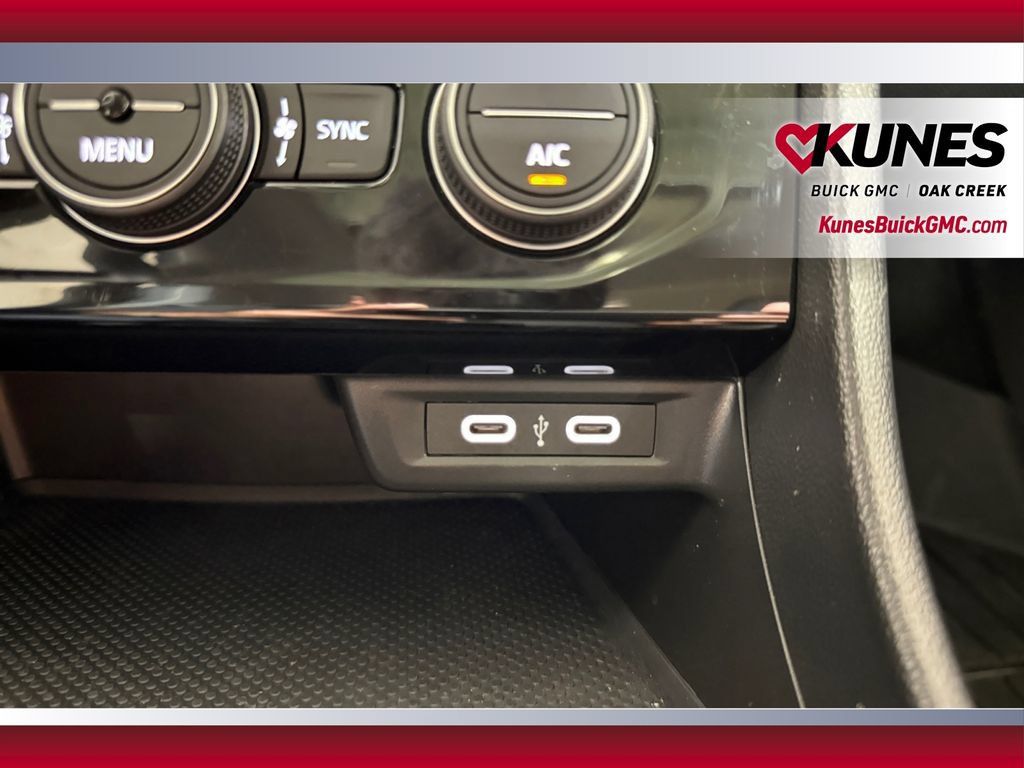 Used 2024 Volkswagen Jetta SE FWD image 32