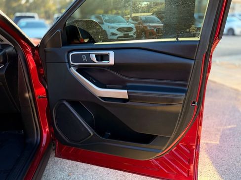 Used 2021 Ford Explorer XLT image 12