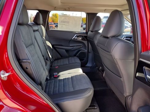 New 2025 Mitsubishi Outlander SE image 11
