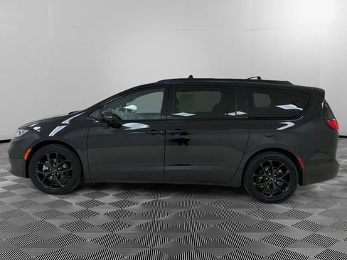 Used 2025 Chrysler Pacifica Limited image 6