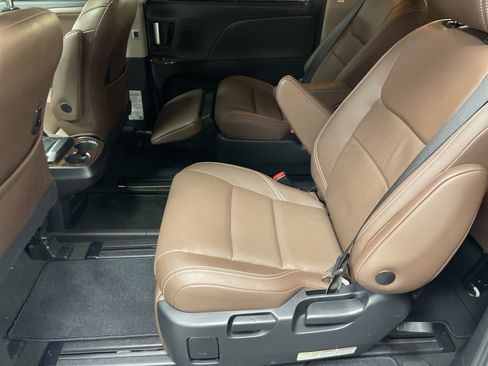 Used 2020 Toyota Sienna Limited Premium image 32