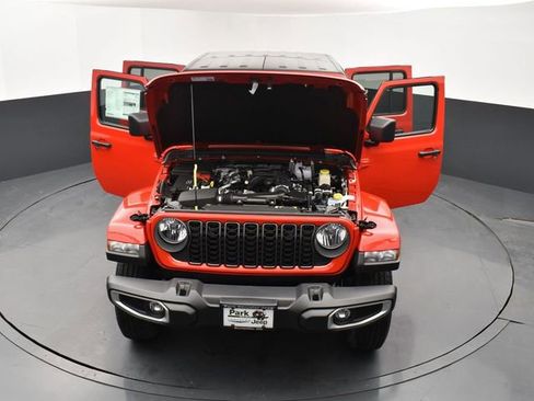 Used 2024 Jeep Gladiator Sport image 25