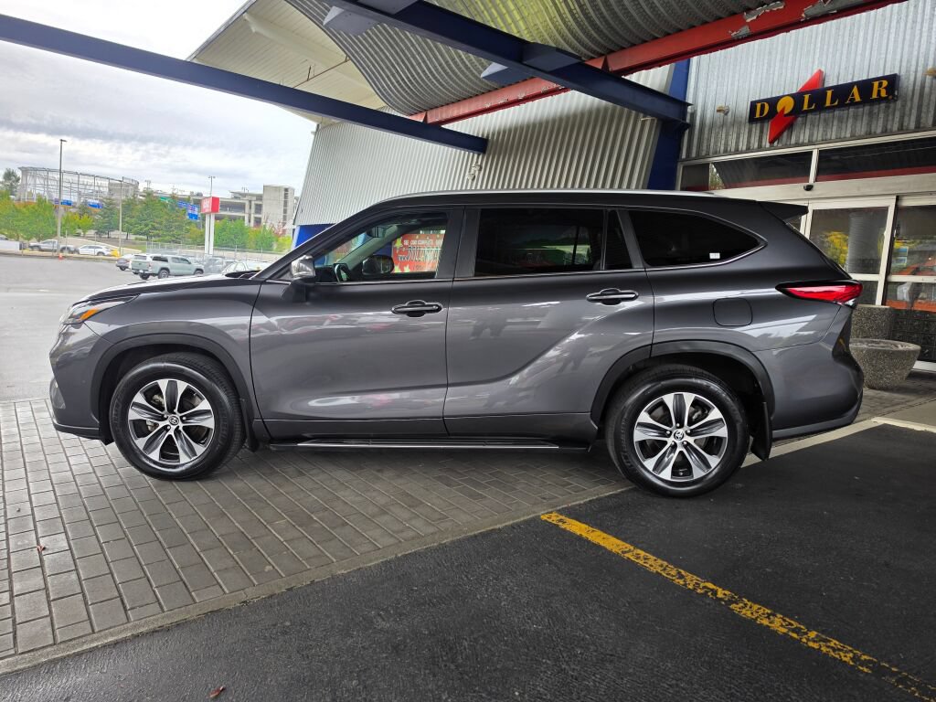 Used 2023 Toyota Highlander XLE AWD/4WD image 8
