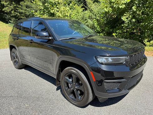 Used 2024 Jeep Grand Cherokee Altitude AWD/4WD image 4