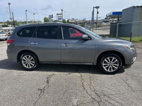 Used 2016 Nissan Pathfinder SV FWD image 2