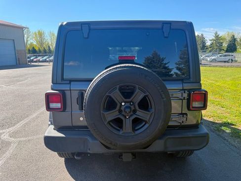Used 2018 Jeep Wrangler Unlimited Sport S AWD/4WD image 3