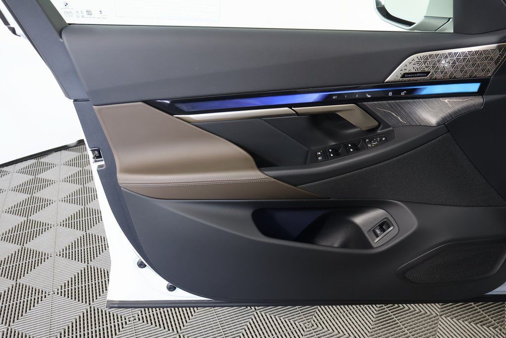 Used 2025 BMW i5 eDrive40i w/ Executive Package RWD image 12