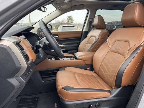 Used 2025 Nissan Pathfinder Platinum image 15