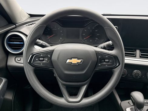 Used 2025 Chevrolet Trax LS w/ LS Convenience Package FWD image 12