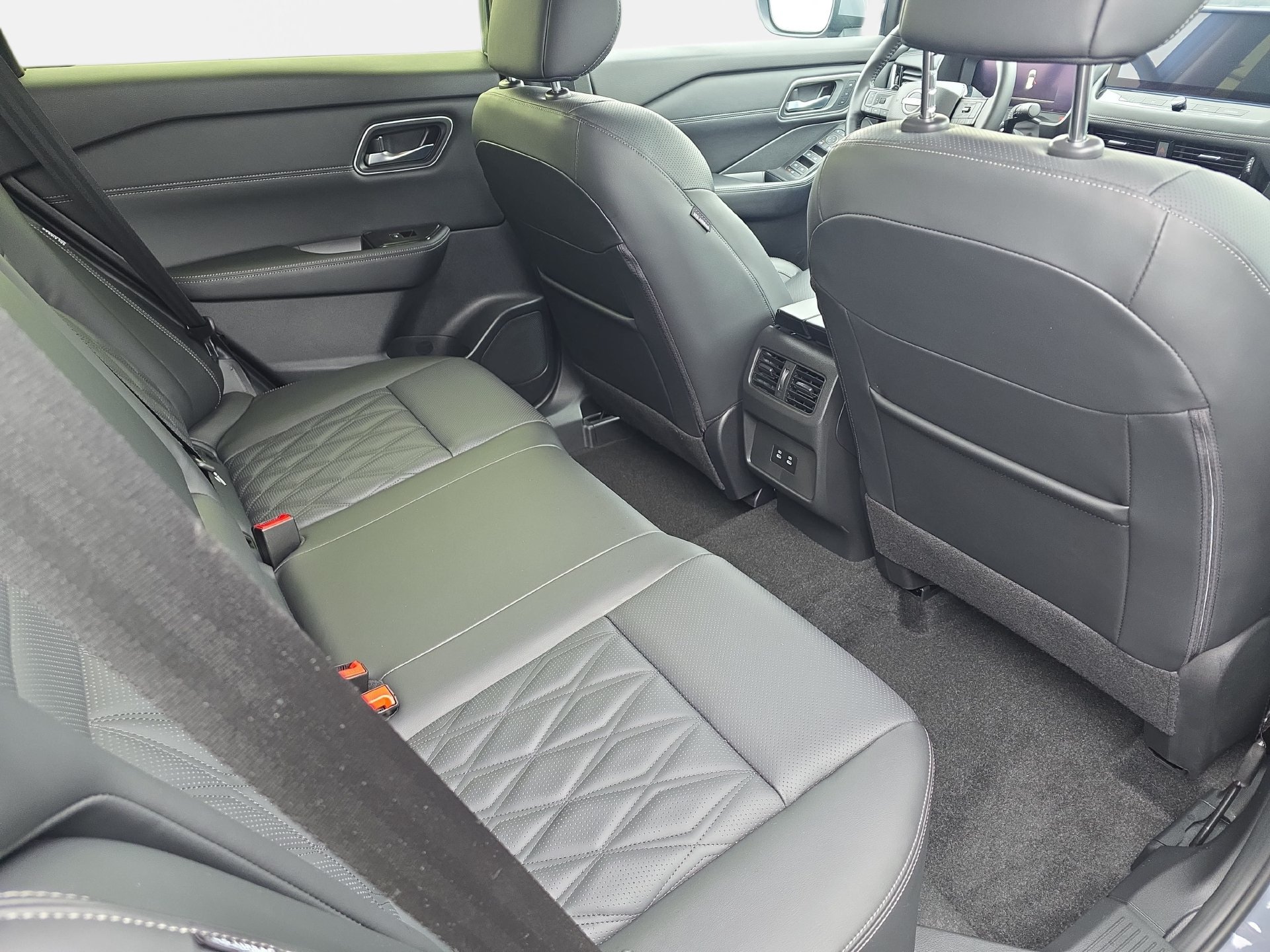 Used 2025 Nissan Rogue Platinum FWD image 11