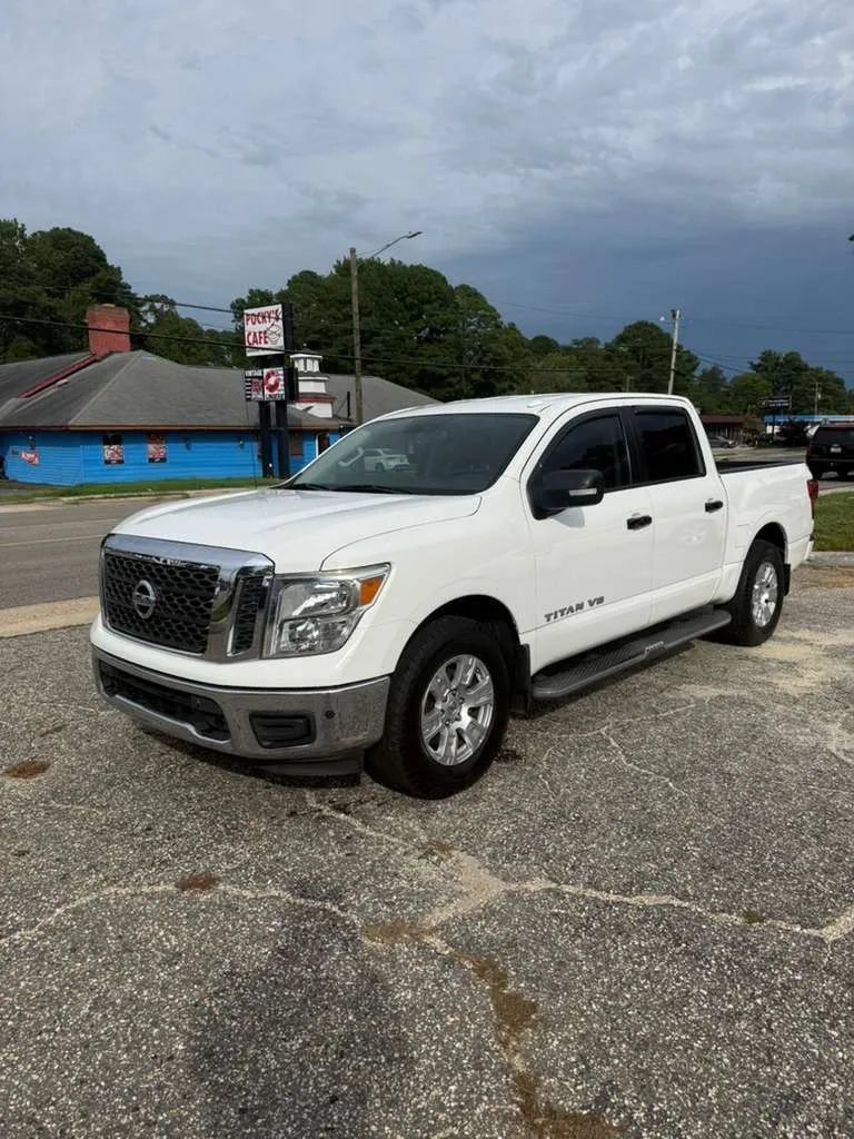 Used 2018 Nissan Titan SV w/ SV Convenience Package RWD image 3