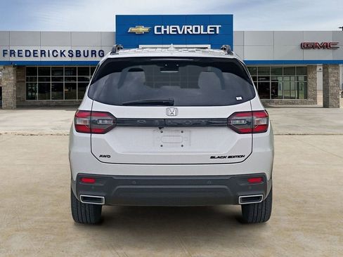 Used 2025 Honda Pilot Black Edition image 4