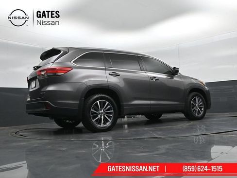 Used 2018 Toyota Highlander XLE AWD/4WD image 46