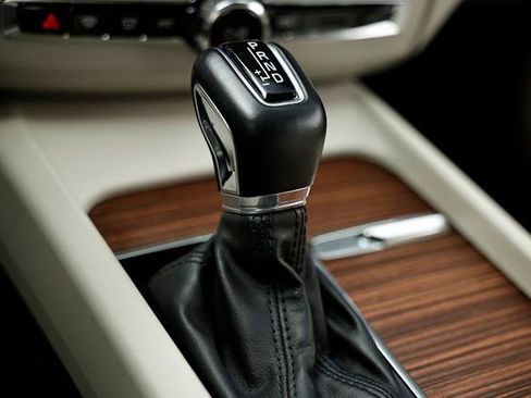 Used 2021 Volvo XC60 T5 Momentum w/ Protection Package Premier image 37