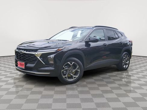 Used 2026 Chevrolet Trax LT w/ LT Convenience Package FWD image 2