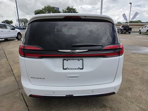 Used 2025 Chrysler Pacifica Select FWD image 18