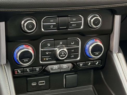 Used 2023 GMC Yukon XL SLT image 16