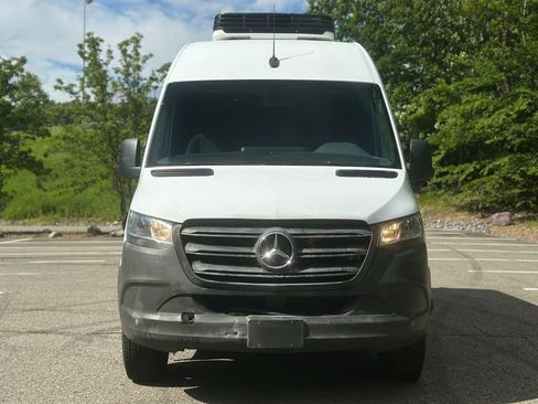 Used 2020 Mercedes-Benz Sprinter 2500 image 2