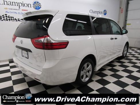 Used 2020 Toyota Sienna L image 9