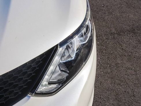 Used 2018 Nissan Rogue Sport SV image 16